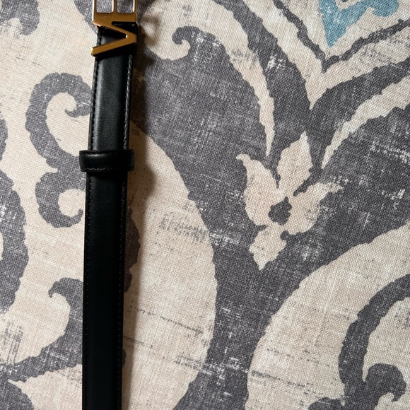 Authentic Versace letter logo belt in size 75, in excellent condition worn twice - Picture 4 of 5